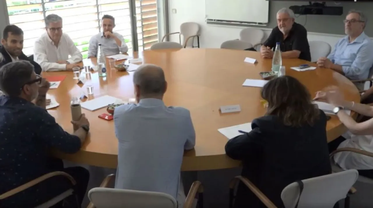  L’alcalde del Prat de Llobregat, Lluís Mijoler, s’ha reunit aquest dimecres, 15 de juny, amb el president de l’associació El Prat Empresarial, Jordi Morera, per tal de valorar la situació del teixit econòmic de la ciutat i els reptes que té per endavant. Han abordat com seguir impulsant els polígons industrials i el conjunt de l’economia local, així com l’ocupació de qualitat en el context post-pandèmia. A la trobada, també hi ha assistit el tinent d’alcaldia de Desenvolupament Econòmic, Juan Carlos Moreno. Un dels principals temes que han tractat ha estat la necessitat d’impulsar i dinamitzar conjuntament els polígons industials i els parcs de negocis de la ciutat i millorar-ne la competitivitat.  Els actuals polígons industrials estan pràcticament al màxim de les seves capacitats i existeix una elevada demanda de nous espais per poder desenvolupar aquest tipus d’activitats. En aquest escenari, l’alcalde del Prat, Lluís Mijoler, ha assegurat respecte del polígon industrial Mas Blau: “podríem generar més activitat i l’Ajuntament assumeix el compromís de parlar-ne en una taula de treball i veure quines modificacions urbanístiques cal fer per milloar la competivitat d’aquest polígon”. Una altra de les qüestions tractades a la reunió ha estat com potenciar la contractació als proveïdors locals, tot respectant el marc normatiu de la llei de contractes del sector públic. L’Ajuntament del Prat vol fomentar que, en la mesura de les seves possibilitats, la despesa pública que fa anualment per a la contractació de serveis públics pugui contribuir a impulsar el teixit productiu local. De fet, segons el balanç realitzat per l’Ajuntament, el percentatge del nombre contractes a proveïdors locals s’ha incrementat 8,40 punts percentuals entre els anys 2020 i 2021. Si l’any 2020 els adjudicats a proveïdors locals van representar el 33,50% del total de contractes públics de l’Ajuntament (sobre una mostra total de 406 contractes),aquest percentatge es va elevar fins al 41,90% durant el 2022 (sobre una mostra de 599 contractes). Aquest balanç es basa en un mostreig de 6 mesos corresponents a moments diferents moments de l’any, concretament dels períodes febrer-març, maig-juny i octubre-novembre tant de 2020 de 2021. Pel que fa al volum econòmic dels contractes públics de l’Ajuntament, aquest mateix mostreig indica que l’adjudicada a proveïdors locals va representar 948.468,25 euros l’any 2021, un 92,1% que l’any 2020 (quan va ser de 493.716,56 euros). El 2021, el volum econòmic dels contractes a proveïdors locals va representar el 31,7% del total. El foment de la contractació local és un dels compromisos que va assumir l’Ajuntament en el marc de l’estratègia de reconstrucció socioeconòmica de la ciutat per fer front a l’impacte de la pandèmia sobre el teixit empresarial del Prat. Durant la trobada també s’han avaluat d’altres temes relacionats amb l’ocupació i l’economia local, com l’augment de la contractació indefinida al Prat després de la recent reforma laboral i la tendència a la baixa del nombre de persones a l’atur. Entre el gener i l’abril de 2022, es van signar al Prat 12.414 contractes laborals i gairebé 3 de cada 10 van ser indefinits, un 115,2% més que el 2021. El mes d’abril aquesta proporció ja va arribar a 4 de cada 10, el percentatge més alt dels darrers 25 anys. Aquest mateix mes, el nombre de persones aturades del Prat també es va situar un 26,6% per sota de la registrada durant el mateix període de l’any passat. Tot i això, segons dades d’abril d’enguany, encara hi ha 3.174 persones a l’atur del Prat (i una taxa d’atur del 10,2%) i l’Ajuntament ha mostrat la seva voluntat d’impulsar que aquesta dada continuï evolucionant a la baixa, amb el suport del Prat Empresarial i del conjunt del teixit socioeconòmic local.Veure més
