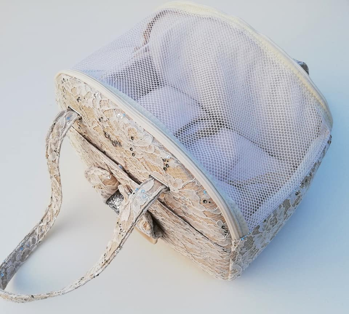 Mistery Bag Paylette Cream Medidas: 36 x 30 x 21 cm.