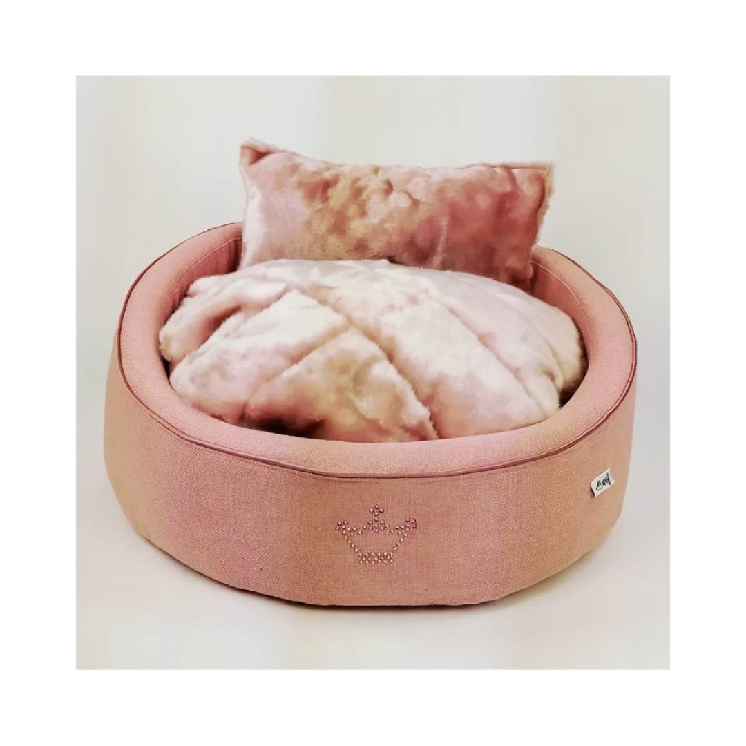 ROUNI PINK Una cama de edicion limitada, para ofrecer confor y comodidad a tu perro. Totalmente desenfundable. Talla L 70 cm.