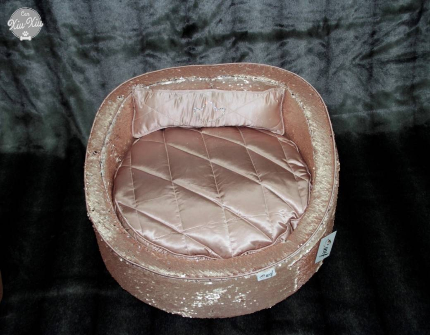 Tracua Gold Es una cama única, un modelo exclusivo fabricada 100% artesanalmente. 60  x 60 cm.