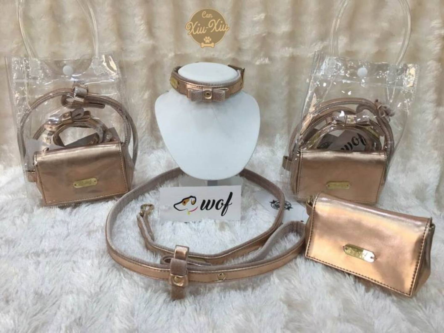 Golden Satin Line Lujoso conjunto de collar, correa y bolso para correa.