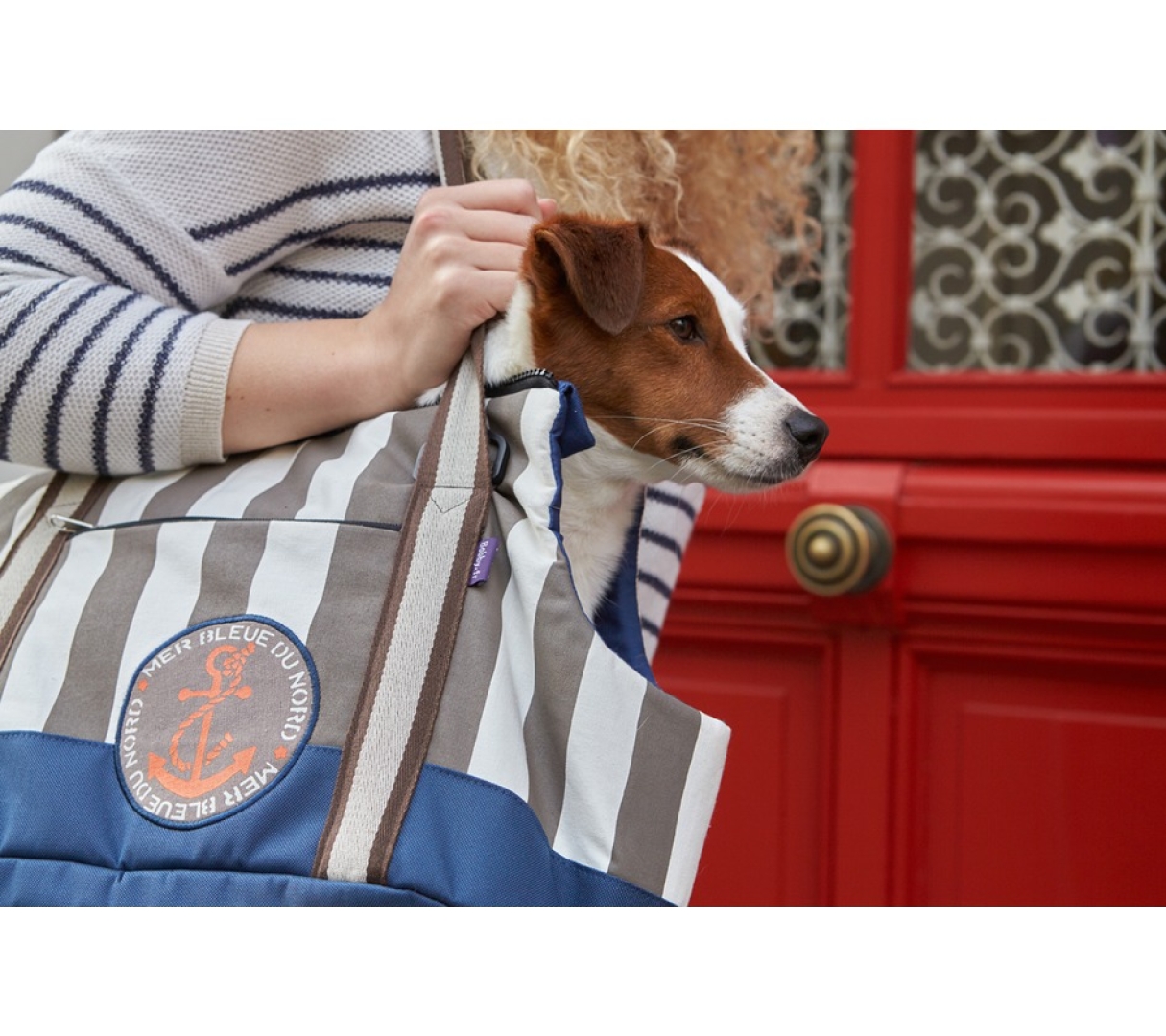 Bolso VOILE  AZUL Bolso de transporte, ligero y muy práctico para los paseos. ¡ Hermoso tejido rayado y escudete ancla para un aspecto ideal para el paseo marítimo! Composición : Tejido: el 20 % algodón el 80 % poliéster. Tejido rayado: el 100 % algodón Longitud       Anchura     Altura    40cm.          24cm.       27cm.