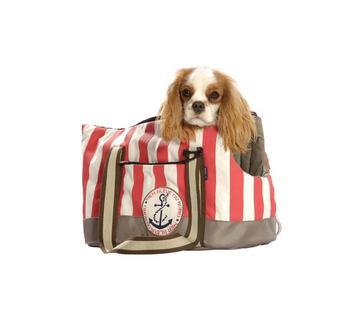 Bolso VOILE  ROJO Bolso de transporte, ligero y muy práctico para los paseos. ¡ Hermoso tejido rayado y escudete ancla para un aspecto ideal para el paseo marítimo! Composición : Tejido: el 20 % algodón el 80 % poliéster. Tejido rayado: el 100 % algodón Longitud       Anchura     Altura    40cm.          24cm.       27cm.